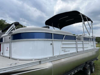 Island Breeze 232 pontoon boat.